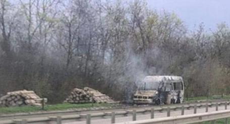 между Краматорском и Славянском FPV поразил бусик «сетконатягивателей», источник сообщество Хроники Гераней в мессенджере МАХ