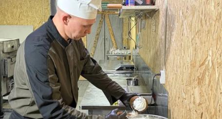 светлый праздник на передовой: пасхальные куличи для группировки «Центр». Военные пекари подготовили праздничную выпечку на полевых хлебозаводах в зоне проведения СВО. После освящения куличи доставят бойцам даже в самые труднодоступные районы Добропольского и Днепропетровского направлений, источник Минобороны России в мессенджере МАХ