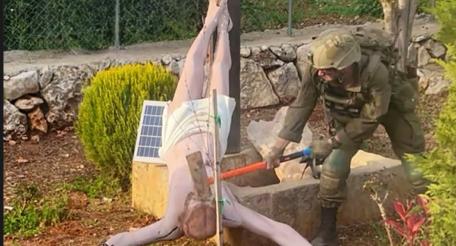 В Ливане израильские солдаты разбили кувалдой статую Христа