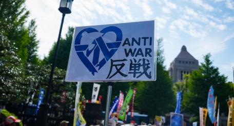 Десятки тысяч японцев собрались в воскресенье, 19 апреля у здания парламента в Токио, чтобы выразить свой протест против попыток правительства премьер-министра Санаэ Такаити протолкнуть пересмотр пацифистской Конституции Японии, и чтобы призвать к защите ее 9-й статьи.