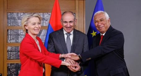 Урсула фон дер Ляйен, Никол Пашинян и Альберто Кошта