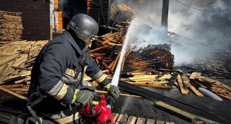 в Черниговской области масштабные пожары на предприятиях после налета «Гераней», источник МАХ-канал Операция Z: Военкоры Русской Весны