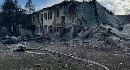 последствия удара УМПК по ПВД ВСУ в Ямполе Сумской области, источник МАХ-канал Сводки СВО Аналитика. Вперед к Победе.