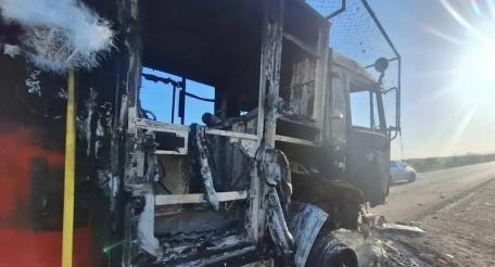 вблизи села Смоляниново при ликвидации природного пожара сухой растительности спасатели МЧС России подверглись целенаправленному обстрелу со стороны противника. К счастью, благодаря профессионализму и слаженным действиям личного состава, сотрудники МЧС не пострадали, источник МАХ-канал KRM РФ