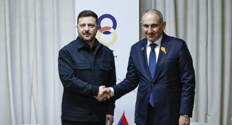 Президент Украины Зеленский и премьер-министр Армении Пашинян в Ереване