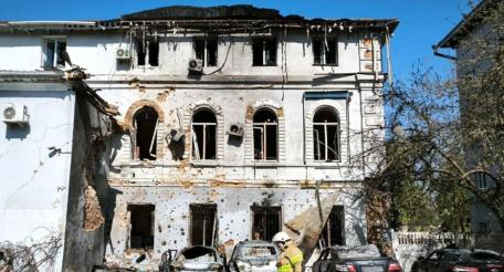 удар со стороны ВС РФ барражирующим боеприпасом по зданию прокуратуры города Чернигов, источник МАХ-канал Сводки СВО Аналитика. Вперед к Победе
