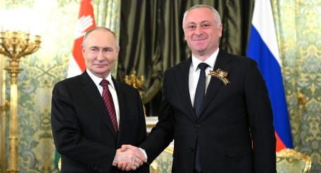 Владимир Путин и Бадра Гунба в Кремле