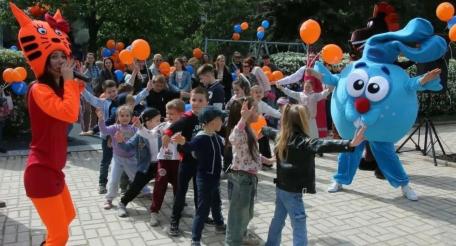 Заглавное фото: в центре Донецка открыли новую детскую площадку, оформленную в тематике сказок великого русского поэта Александра Пушкина, источник МАХ-канал ДНР Онлайн