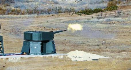 ЗАК-30 «Цитадель», поражавший украинские дроны-камикадзе. Комплекс представляет собой стационарный модернизированный вариант модуля БМ-30-Д «Спица». Как пишет «Ростех», применяемые комплексом снаряды имеют дистанционно управляемый взрыватель и шрапнельную начинку, а система наведения «Цитадели» рассчитывает наиболее выгодную точку подрыва снаряда в зависимости от траектории полёта цели, источник МАХ-канал Военный Осведомитель