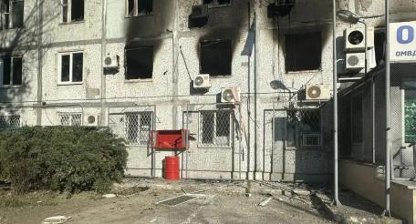 ВСУ ударили по Энергодару. Под обстрел попали помещения ГИБДД, коммунальных служб, отвечающих за озеленение и благоустройство города, а также отдел культуры. К счастью, жертв и раненых нет, источник МАХ-канал Новое.Медиа в Запорожье