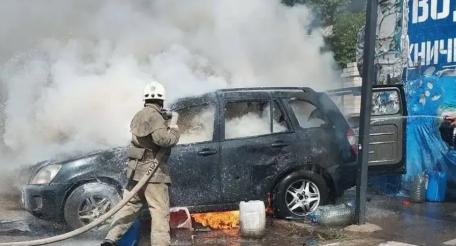три человека пострадали при атаке украинского беспилотника по припаркованным автомобилям в Лисичанске, источник МАХ-канал KRM РФ