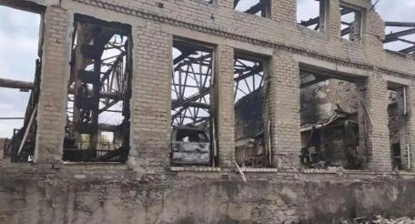 последствия вражеского удара по Первомайску. Целью снова стали гражданские объекты – повреждены коммерческие строения и здание одного из предприятий. К сожалению, погиб работник предприятия, источник МАХ-канал Сыны Отечества|Новости ЛНР здесь!