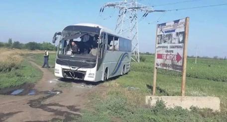 ВСУ атаковали БПЛА рейсовый автобус «Краснодар – Донецк» в районе Кутейниково в ДНР, в результате удара ранены восемь человек. Один из пострадавших находится в тяжёлом состоянии, трое – средней степени. По предварительным данным, детей среди пострадавших – нет, источник МАХ-канал Поддубный