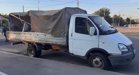 Украинский беспилотник атаковал автомобили, остановившиеся на светофоре в Луганске. В результате атаки у нескольких автомобилей были повреждены окна и кузова. По предварительной информации, водители и пассажиры не пострадали, источник МАХ-канал Сыны Отечества|Новости ЛНР здесь!