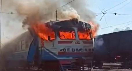 ВС РФ нанесли скоординированные точечные удары по объектам железнодорожной инфраструктуры Украины в Харьковской и Одесской областях. Были атакованы локомотивы и транспортные узлы, при этом для поражения целей применялись модернизированные беспилотники «Герань», оснащённые реактивными двигателями, источник МАХ-канал Дневник Десантника 