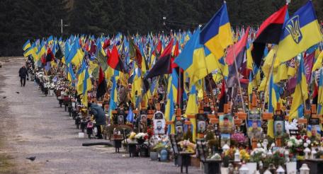 Украина после 35 лет независимости превращается в большое кладбище