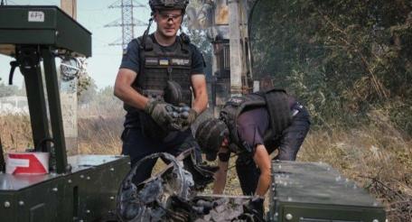 как и предполагалось, на уничтоженном складе боеприпасов в селе Мила (Милая) Киевской области хранилось всего понемножку – на кадрах от украинских спасателей виден сбор цинков с 12,7-мм патронами, связки 40-мм гранат, гильзы от снарядов и боевые части дронов-камикадзе, источник МАХ-канал Военный Осведомитель