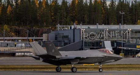 В Финляндию должны были прибыть три истребителя F-35 – первые машины, предназначенные для базы в Рованиеми. Однако приземлились только два. Третий самолет остался на Азорских островах из-за технической неисправности.