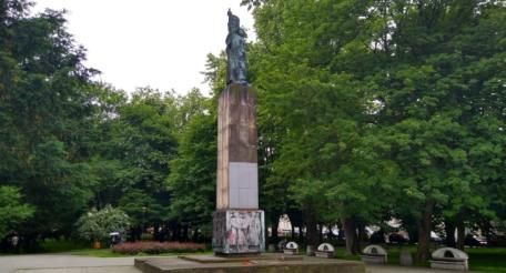 В польском г. Жешув демонтируют очередной памятник благодарности Красной Армии, открытый в 1951 года.