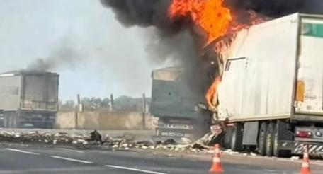 на трассе в н. п. Одесса ударом БпЛА поражён грузовой автомобиль. Возник пожар, источник МАХ-канал Военкор Котенок