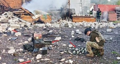 последствия удара Гераней по «предприятию» в Костополе Ровенской области. Судя по фото, там булочники в камуфляже и с гранатомётами сидели, источник МАХ-канал Хроники Гераней