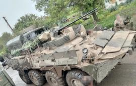 БТР-82А (АТ) ВС России со штатными решетчатыми экранами, а также с дополнительно наваренным козырьком над башней