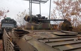 БМП-1АМ «Басурманин» с дистанционно управляемым боевым модулем от БТР-82А с установленными бортовыми решётками и антидроновым козырьком