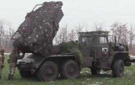 Боевая работа 152-мм САУ 2С3 «Акация» с защитными козырьками и бревнами на лбу башни, а также РСЗО «Град», тоже с защитными козырьками на крыше и пусковой установке