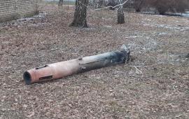 обломки отработавшей американской противорадиолокационной ракеты AGM-88 HARM на улицах прифронтовой Старомихайловки