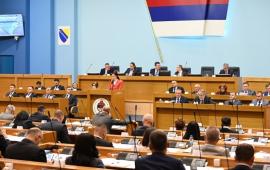 Парламент Республики Сербской (автономия в составе Боснии и Герцеговины) принял проект конституции, позволяющий создавать отдельные вооружённые силы и правоохранительные органы. 