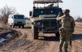 Росгвардия обеспечила безопасность доставки гумпомощи в Херсонскую область. На пути следования в районах проведения СВО бойцы ведомства сопроводили гуманитарную колонну МЧС России более чем с 12-ю тоннами груза для нуждающихся жителей региона