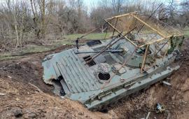 БМП-2 с антидроновым козырьком, действовавшая в составе группировки ВСУ, вторгшейся в Курскую область. Брошена противником после выхода из строя