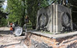 во Львове сносят памятники и ограждения могил воинов Красной армии на территории мемориального комплекса «Холм Славы»