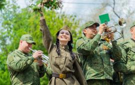 в Луганске продолжают праздновать День Победы. Праздник выплеснулся на улицы столицы ЛНР