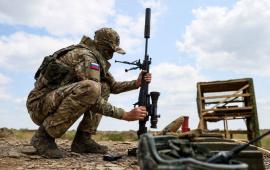 боец группировки войск «Центр» со снайперской винтовкой Чукавина (СВЧ), источник Телеграм-канал Военный Осведомитель