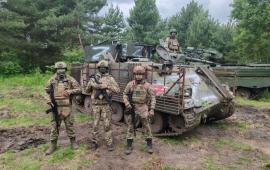 сборщики трофейной бронетехники: шведская БМП Pbv 302 и немецкая БМП Marder 1A3, источник Телеграм-канал Военный Осведомитель