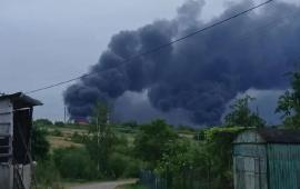 горящий после вчерашнего ракетно-дронового удара ВС РФ нефтеперерабатывающий завод в н.п. Дрогобыч Львовской области, источник Телеграм-канал Dambiev