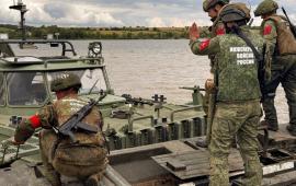 военнослужащие инженерно-саперного полка 20-й гвардейской общевойсковой армии группировки войск "Запад" развернули речную переправу в рамках тренировки в одном из тыловых районов зоны СВО, источник Телеграм-канал Минобороны России
