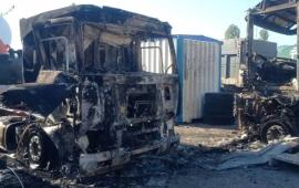 в Новой Каховке беспилотник сбросил снаряды, вызвав пожар на автостоянке, источник Телеграм-канал Таврия. Новости Херсонской области