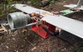 очередное пополнение в номенклатуре боевых частей российского FPV-камикадзе «Молния-2», в этот раз в качестве полезной нагрузки дрона служит КЗ-7. Ранее в качестве боевых частей этого дрона можно было уже увидеть ТМ-62,термобарические гранаты РПО-А «Шмель», КЗ-6,  и даже зажигательные боевые части, источник Телеграм-канал Осведомитель