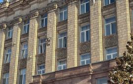 здание правительства Белгородской области вновь подверглось атаке БПЛА. В результате детонации повреждены фасад и остекление, источник Телеграм-канал Настоящий Гладков