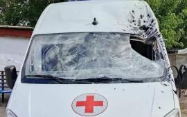 ВСУ нанесли удар по машине скорой помощи в Алешках. Автомобиль следовал на экстренный вызов, когда был атакован. В результате прямого попадания медики получили осколочные ранения верхних и нижних конечностей, а также сотрясение мозга, источник Телеграм-канал Алешки | Олешки