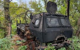 эхо курской авантюры – американский Oshkosh FMTV, поставленный Киеву и брошенный украинскими боевиками в приграничных лесах. Как трофей в силу состояния уже не интересен