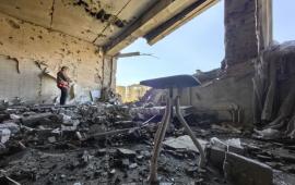 вот так этим утром выглядит одна из горловских школ. Ночью в неё прилетел украинский беспилотник, разрушив верхний этаж, где после атаки ещё и началось возгорание, источник Телеграм-канал Военкор Медведев
