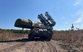 на кадрах – украинский FrankenSAM из состава 223 ЗРП ВСУ, осень 2025 года. Проект FrankenSAM – зенитный ракетный комплекс «Бук-М1», адаптированный для стрельбы американскими ракетами RIM-7 Sea Sparrow. FrankenSAM впервые поступил на вооружение в начале 2024 года. На данный момент выполнено 5 модификаций, запланировано ещё 17, источник Телеграм-канал Сводки ополчения Новороссии Z.O.V. 