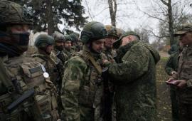 добровольцам отряда «БАРС-9» группировки войск «Запад», отличившимся в ходе боев в Луганской Народной Республике, вручили государственные награды, источник Телеграм-канал Минобороны России