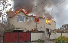 Один многоквартирный и два частных жилых дома повреждены в Новой Каховке из-за обстрела ВСУ, источник Телеграм-канал Таврия. Новости Херсонской области