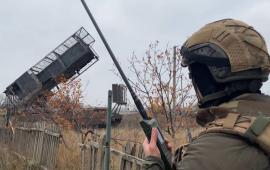 кадры боевой работы расчёта тяжёлой огнемётной системы ТОС-3 «Дракон» на шасси танка Т-80 29-й отдельной бригады радиационной, химической и биологической защиты группировки войск «Центр» на Красноармейском направлении, источник Телеграм-канал Военный Осведомитель