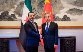 МИД Сирии рассказал о первом официальном визите Ас'аада аш-Шейбани в Китай, состоявшемся 17 ноября, впервые после падения в декабре 2024 г. Башара Асада и его правительства.