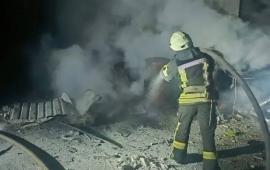 спасатели МЧС России ликвидировали пожар на АЗС в Новоайдаре. В результате атаки БПЛА по территории АЗС произошло возгорание административного здания, источник Телеграм-канал ЛуганскИнформЦентр Z